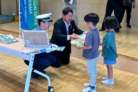 市内のこども園等に「うんこ交通安全ドリル」と「保育版交通安全マップ」を寄贈しました！