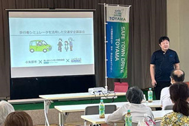 交通安全危険予測シミュレータを使った交通安全教室を開催しました
