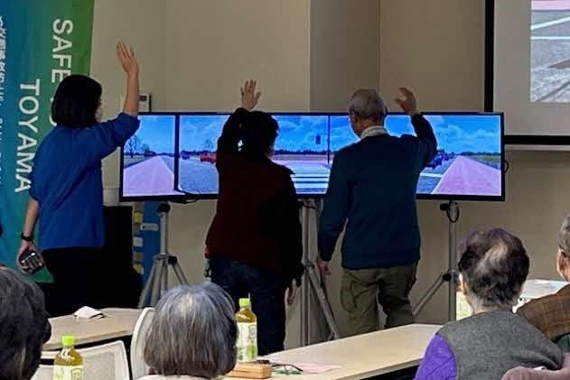 交通安全危険予測シミュレータを使った交通安全教室を開催しました