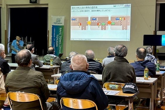 交通安全危険予測シミュレータを使った交通安全教室を開催しました