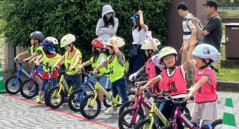 那珂市こども自転車教室に当社はブースを設置し参加しました。（反射板・交通安全ドリルなど提供）